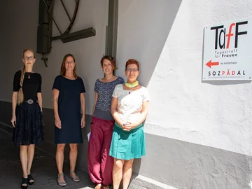 Prof. Dr. Dr. h. c. Claudia Wiepcke (l.) mit Sozialarbeiterinnen und Sozialplanerin Regina Heibrock (2.v.l.) im Tagestreff für Frauen. Foto: David Manherz / Pädagogische Hochschule Karlsruhe
