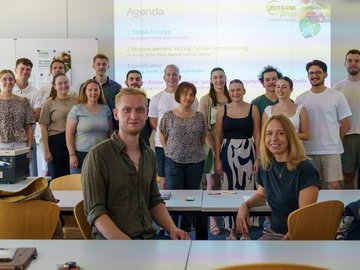 PHKA-Studierende mit ZEITBANKplus Karlsruhe-Gründer Dennis Scherle (l.v.) und Dozentin Dr. Anette Bentz. Foto: PHKA/Ludwig Hahl © Die kostenfreie Verwendung des Fotos ist ausschließlich für journalistische Zwecke in Verbindung mit der Pressemitteilung sowie unter Angabe der Quelle gestattet. 