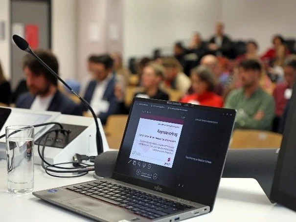Symbilbild Tagung: Blick in den Hörsaal während Keynotevortrag