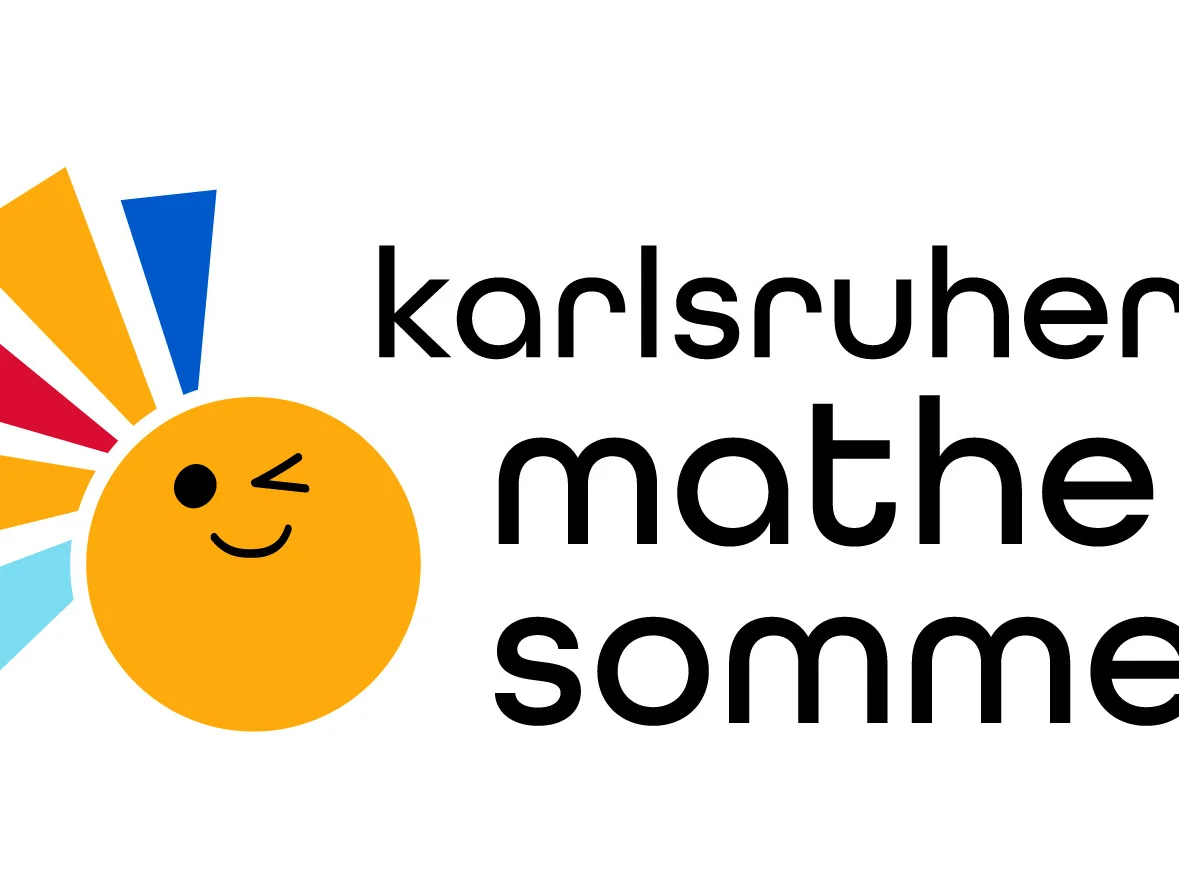Links ist eine zwinkernde gelbe Sonne mit blauen, roten und gelben Strahlen zusehen, rechts steht in zwei Zeilen "Karlsruher Mathesommer"