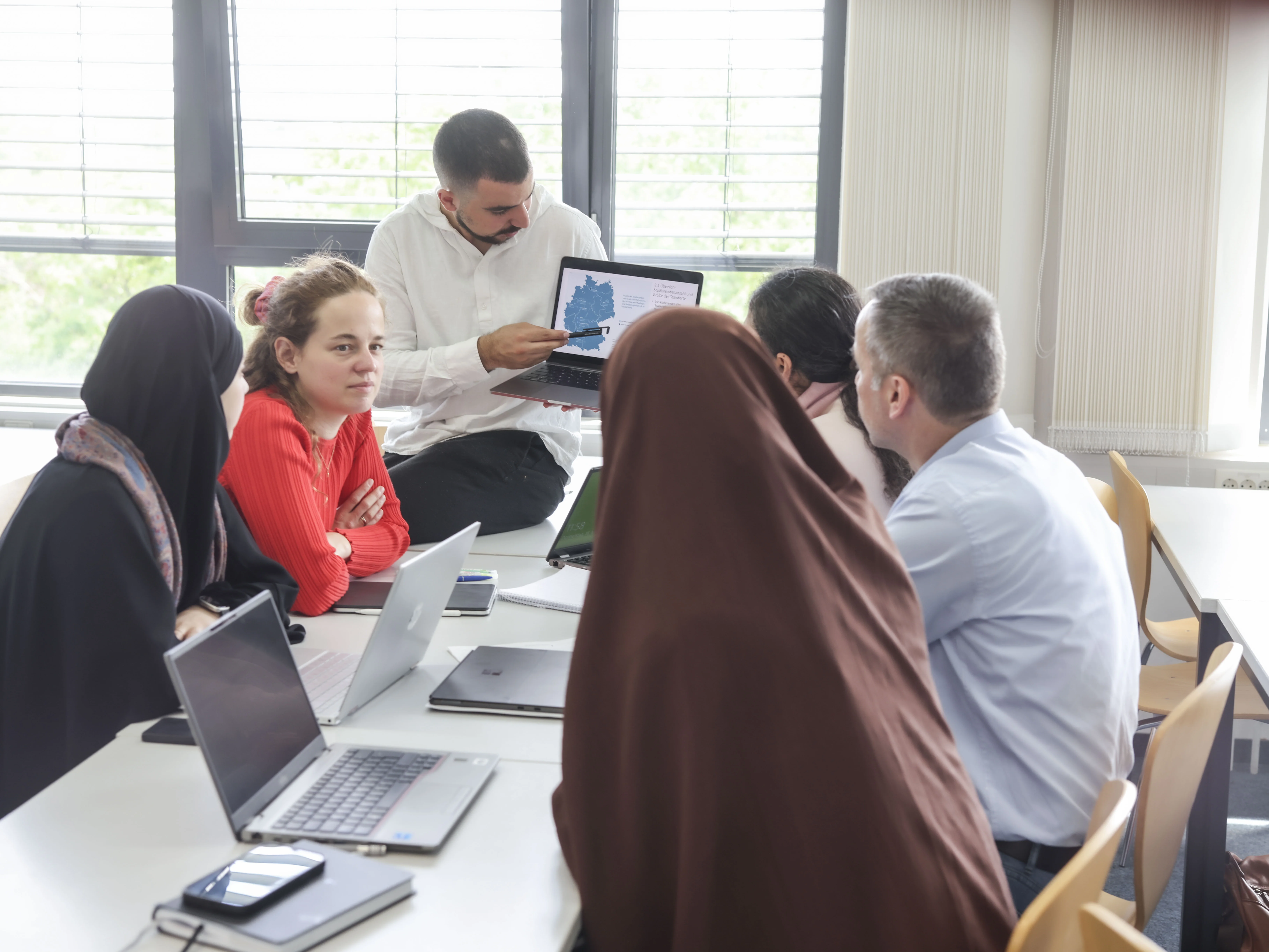 Workshopsituation in einem Seminarraum mit Lehrkräften und Studierenden der Islamischen Theologie und Religionspädagogik