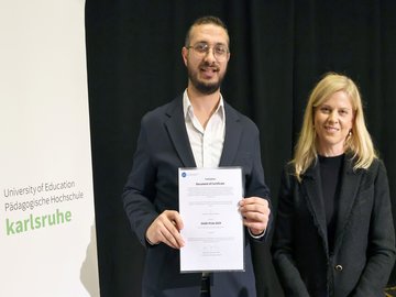 Verleihung DAAD-Preis 2024: Preisträger Ali Alhamwi und Dorothee Kohl-Dietrich, PHKA-Prorektorin Studium, Lehre und Internationales. Foto: Jörg Donecker/Pädagogische Hochschule Karlsruhe