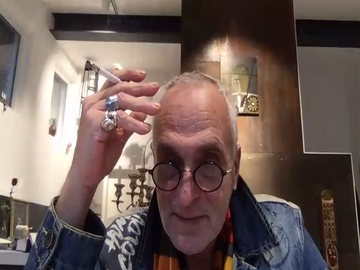 José F.A. Oliver, Kurator des Hausacher LeseLenz, bei der Online-Poetik-Vorlesung von Anja Tuckermann am 9.12.2020. Screenshot: PHKA