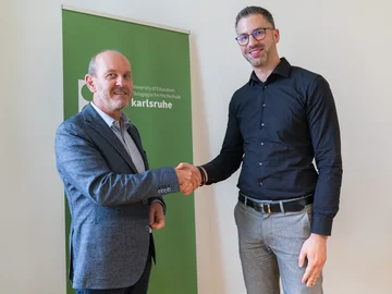 Prof. Dr. Kai Koch (r.) ist neuer PHKA-Prorektor für Studium und Lehre. Rektor Götz Schwab gratulierte zur Wahl. Foto: PHKA/Ludwig Hahl © Die kostenfreie Verwendung des Fotos ist ausschließlich für journalistische Zwecke in Verbindung mit der Pressemitteilung sowie unter Angabe der Quelle gestattet. 