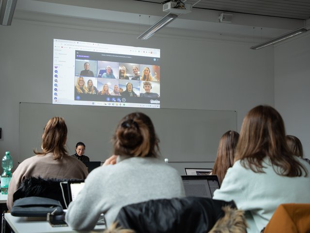 Übersetzen virtuell: Studierende von PHKA und Durham University im gemeinsamen Telekollaborationsseminar. Foto: Lea Schmitt/PHKA