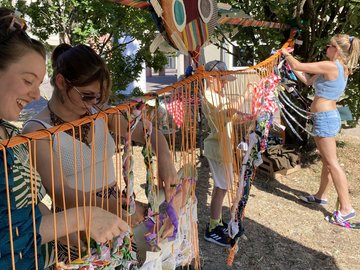Eindrücke vom Kunstkiosk 2026: Studentinnen bereiten in der Waldstadt mit Seilen und Stoff den Waldkauz vor