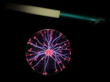 Plasmakugel und Neonröhre