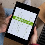 Logo des Faches Geographie an der Pädagogischen Hochschule Karlsruhe. Der Schriftzug, bei dem für jeden Buchstaben des Wortes Geographie ein passendes Wort im Sinne eines Wortsalates ergänzt wurde, vermittelt die fachliche Schwerpunktsetzung in Karlsruhe: Humangeographie, Sprachenbewusstsein, Mensch-Umwelt-Fragen.