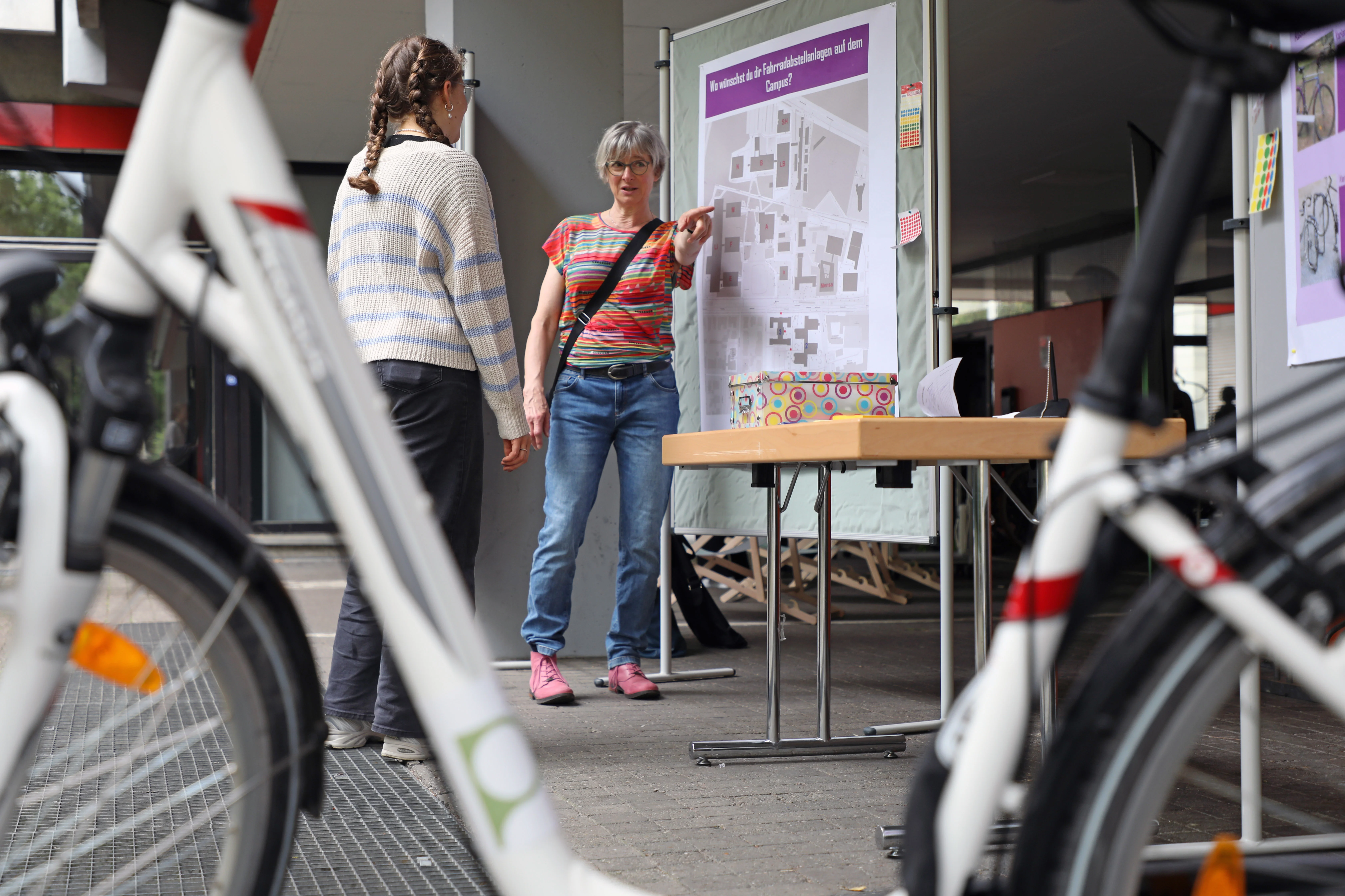 Wo sollen neue Fahrradabstellanlagen gebaut werden? Studierende und Mitarbeitende konnten beim Rad-Aktionstag ihre Wünsche einbringen. Foto: Regina Thelen/PHKA