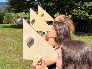 Studentinnen probieren selbstgebaute Försterdreiecke aus. Foto: Xenia Reit © Die kostenfreie Verwendung des Fotos ist ausschließlich für journalistische Zwecke in Verbindung mit der Pressemitteilung sowie unter Angabe der Quelle gestattet. 