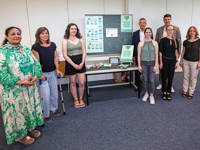 PHKA-Studierende entwickeln soziale Geschäftsideen für Karlsruhe. Das Siegerteam mit Bürgermeister Lenz (hinten links), Prof. Claudia Wiepcke (2. v.r.) und weiteren Jurymitgliedern. Foto: Joel Frank/PHKA