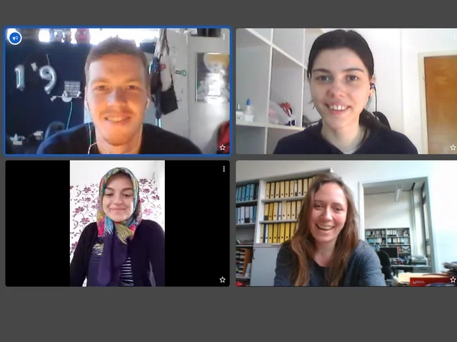 Austauschstudierende aus den Niederlanden, aus Russland und der Türkei (v.l.) in einer Video-Konferenz mit Julia Friedl (r.u.) vom International Office der Pädagogischen Hochschule Karlsruhe. Screenshot: Pädagogische Hochschule Karlsruhe