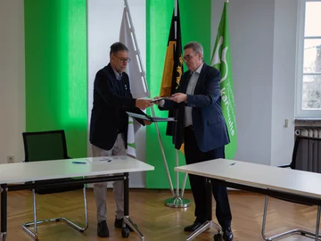 Zusammenarbeit mit argentinischer Universidad Nacional de Rafaela: Die beiden Rektoren, Prof. Dr. Rubén A. Ascúa (l.) und Prof. Dr. Klaus Peter Rippe (PHKA), nach der Unterzeichnung des Kooperationsvertrags. Foto: Lea Schmitt/Pädagogische Hochschule Karlsruhe