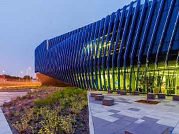El Centro, ein Campus der Northeastern Illinois University - modernes Campusgebäude mit vorgelagerter Grünfläche.