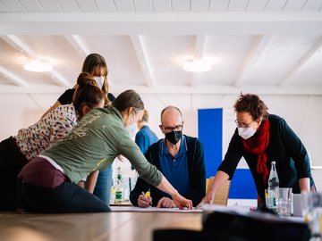 Teilnehmende des Bausteins „Nachhaltigkeit“ beim KuLO-Exkursionstag am 6. Mai in Karlsruhe. Foto: Florian Freundt