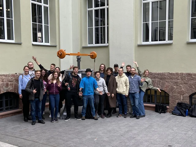 Ein Gruppenbild vor dem Dynamikum.