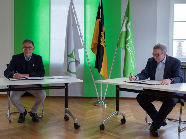 Zusammenarbeit mit argentinischer Universidad Nacional de Rafaela: Die beiden Rektoren, Prof. Dr. Rubén A. Ascúa (l.) und Prof. Dr. Klaus Peter Rippe (PHKA), unterzeichnen den Kooperationsvertrag. Foto: Lea Schmitt/Pädagogische Hochschule Karlsruhe