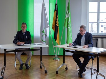 Zusammenarbeit mit argentinischer Universidad Nacional de Rafaela: Die beiden Rektoren, Prof. Dr. Rubén A. Ascúa (l.) und Prof. Dr. Klaus Peter Rippe (PHKA), unterzeichnen den Kooperationsvertrag. Foto: Lea Schmitt/Pädagogische Hochschule Karlsruhe