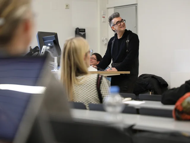 10. Poetik-Dozentur „kinderleicht & lesejung“: Michael Stavarič im Dezember 2023 an der Pädagogischen Hochschule Karlsruhe. Foto: PHKA