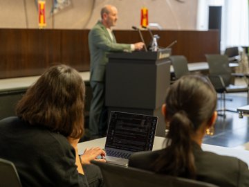 Grußwort von Prof. Götz Schwab am Rednerpult im Bürgersaal bei PHKA im Rathaus 2026.