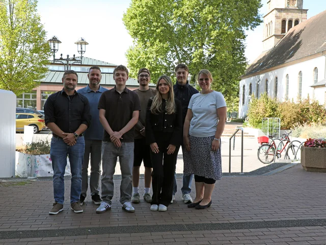 Studierende der Pädagogischen Hochschule Karlsruhe mit ihrer Dozentin und Vertretern der Verbandsgemeinde Rülzheim. Foto: PHKA/Thelen © Die kostenfreie Verwendung des Fotos ist ausschließlich für journalistische Zwecke in Verbindung mit der Pressemitteilung sowie unter Angabe der Quelle gestattet. 