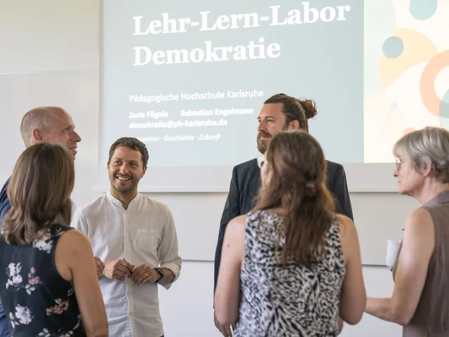 Eröffnung des Lehr-Lern-Labors Demokratie mit PHKA-Prof. Janis Fögele (2.v.l.) und PHKA-Jun.-Prof. Sebastian Engelmann (3.v.l.). Foto: PHKA/Hahl