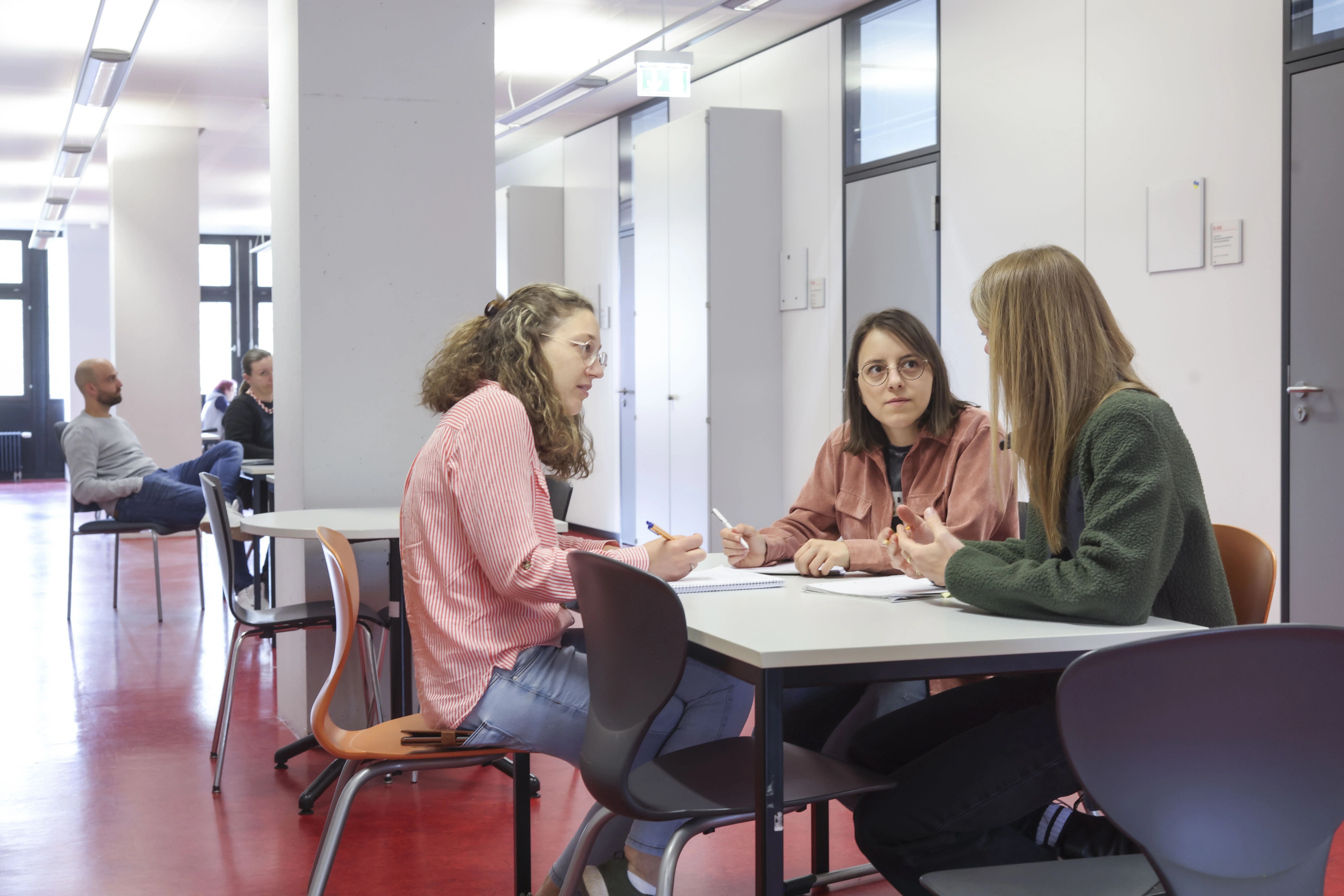Sich berufsbegleitend weiterbilden: Die Pädagogische Hochschule Karlsruhe bietet zahlreiche Zertifikate und Masterstudiengänge im Bereich Bildung an. Foto: Andrea Fabry/PHKA