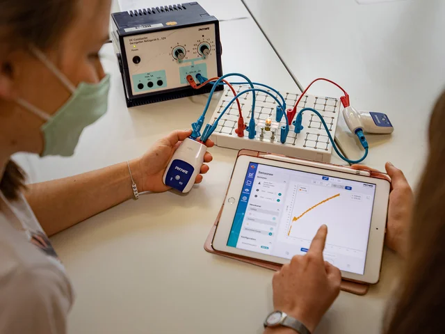 Messwerte erfassen: Lehramtsstudierende der Physik erproben an der Pädagogischen Hochschule Karlsruhe das Experimentieren mit digitalen Medien. Foto: David Manherz/Pädagogische Hochschule Karlsruhe