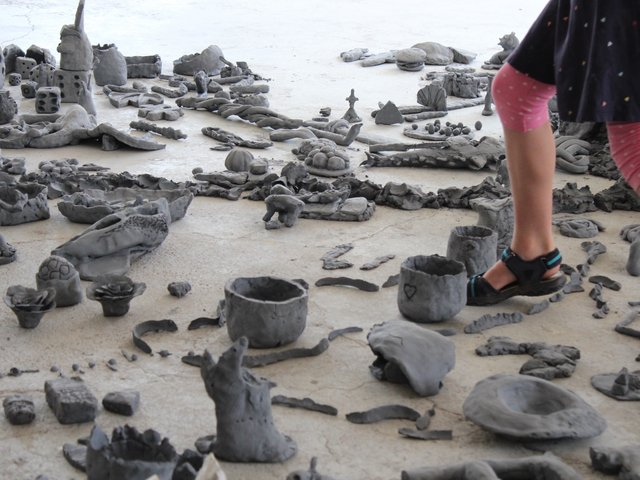 TonZone: Raumfüllende Installation aus ungebranntem Ton in der Majolika Manufaktur Karlsruhe. Foto: Sophia Haas