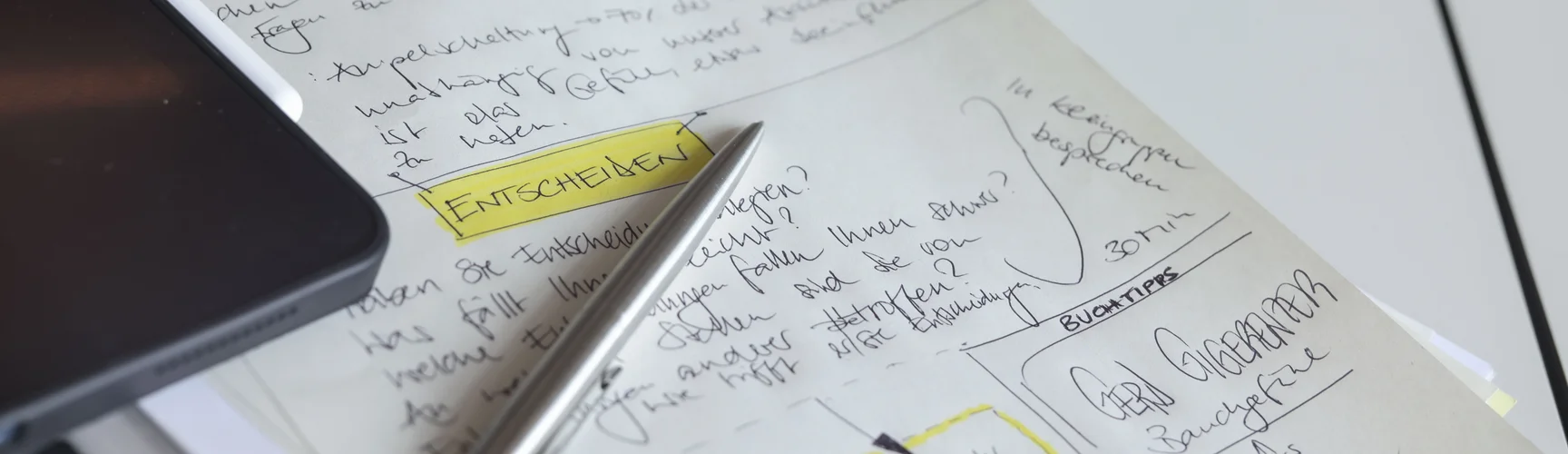 Ein Blatt Papier, auf dem das Wort "Entscheiden" hervorgehoben ist