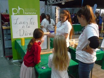 Naturwissenschaftlichen Phänomenen unmittelbar begegnen: Am Stand der PHKA bei den Science Days. Foto: PHKA