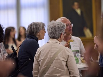 Zwei Frauen und ein Mann an einem Stehtisch im Foyer vor dem Bürgersaal im Rathaus am Marktplatz.