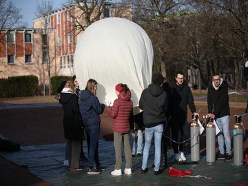 Stratosphärenballon - Physik am Rand zum Weltall: Befüllen des Ballons 02. Foto: Joel Frank