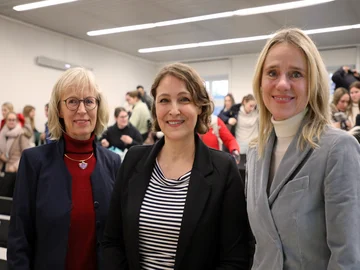 11. Poetik-Dozentur „kinderleicht & lesejung“: (v.l.) PD Dr. Beate Laudenberg, Nina Blazon und Prof. Dr. Ina Brendel-Kepser im November 2024 an der Pädagogischen Hochschule Karlsruhe. Foto: PHKA