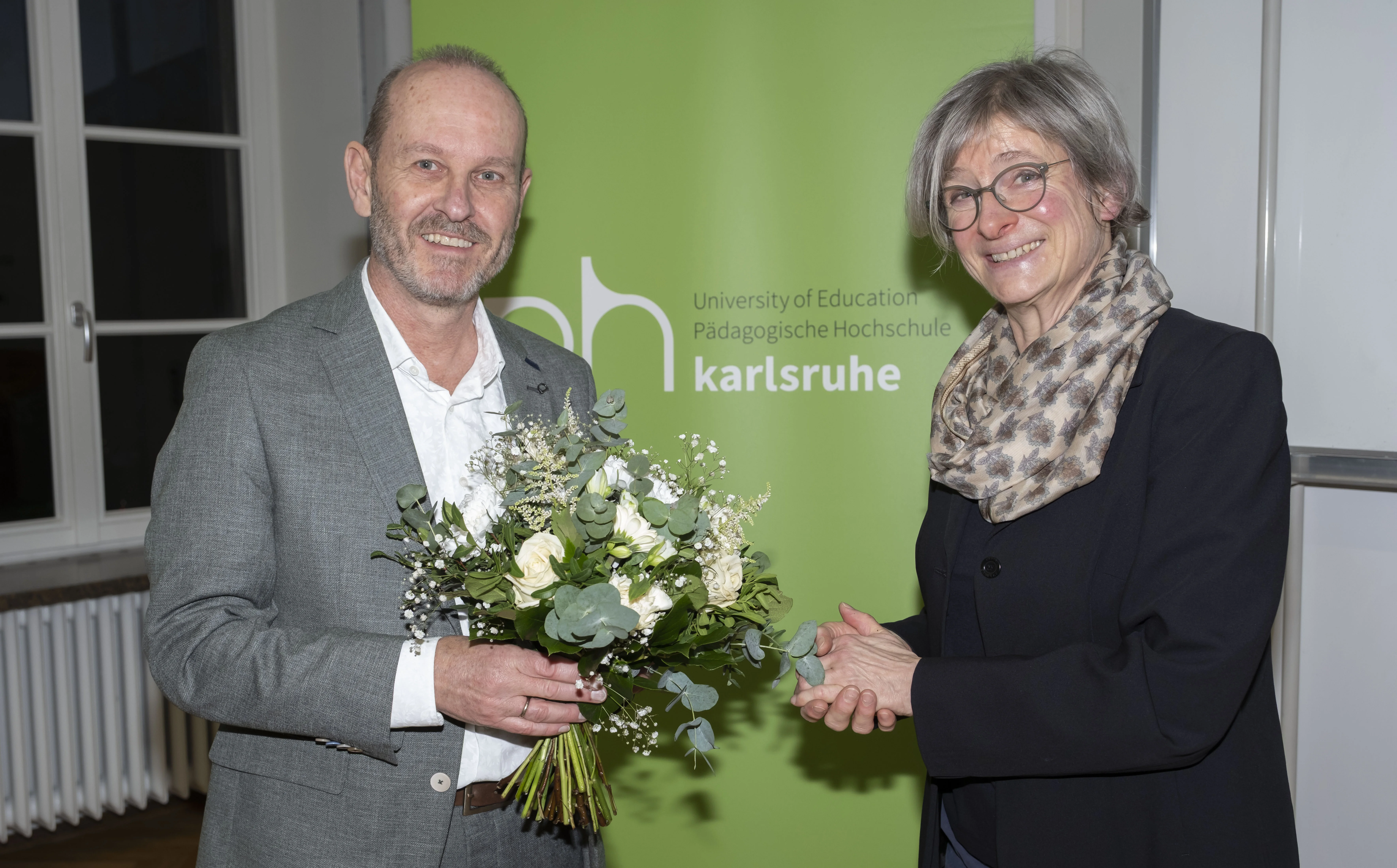 Götz Schwab (l.) zum Rektor der PHKA gewählt: Birgit Neuer, stellvertretende Vorsitzende des PHKA-Hochschulrats, gratuliert zur Wahl. Foto: Gustavo Alàbiso/PHKA © Die kostenfreie Verwendung des Fotos ist ausschließlich für journalistische Zwecke in Verbindung mit der Pressemitteilung sowie unter Angabe der Quelle gestattet. 