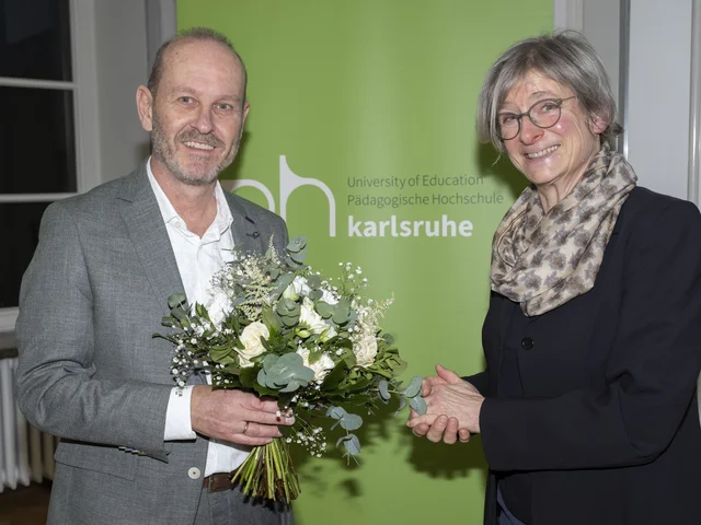 Götz Schwab (l.) zum Rektor der PHKA gewählt: Birgit Neuer, stellvertretende Vorsitzende des PHKA-Hochschulrats, gratuliert zur Wahl. Foto: Gustavo Alàbiso/PHKA © Die kostenfreie Verwendung des Fotos ist ausschließlich für journalistische Zwecke in Verbindung mit der Pressemitteilung sowie unter Angabe der Quelle gestattet. 