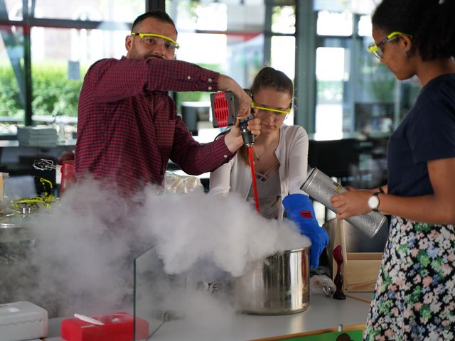 Cool, cooler, Physik: Beim Campustag für Studium und Weiterbildung Studiengänge und Fächer der PHKA entdecken. Foto: PHKA