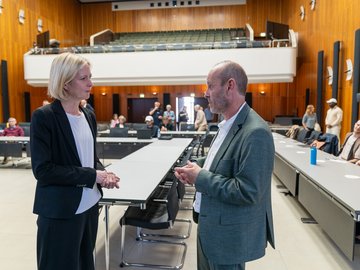 PHKA im Rathaus 2026: KI in der Bildung. Chancen gestalten – Qualität sichern. Yvette Melchien und Prof. Götz Schwab. Foto: PHKA/Hahl