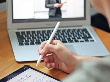 Digitales Lernen: Das neu konzipierte wissenschaftliche Weiterbildungsangebot der PHKA beginnt im November. Foto: Tilman Binz/Zentrum für wissenschaftliche Weiterbildung