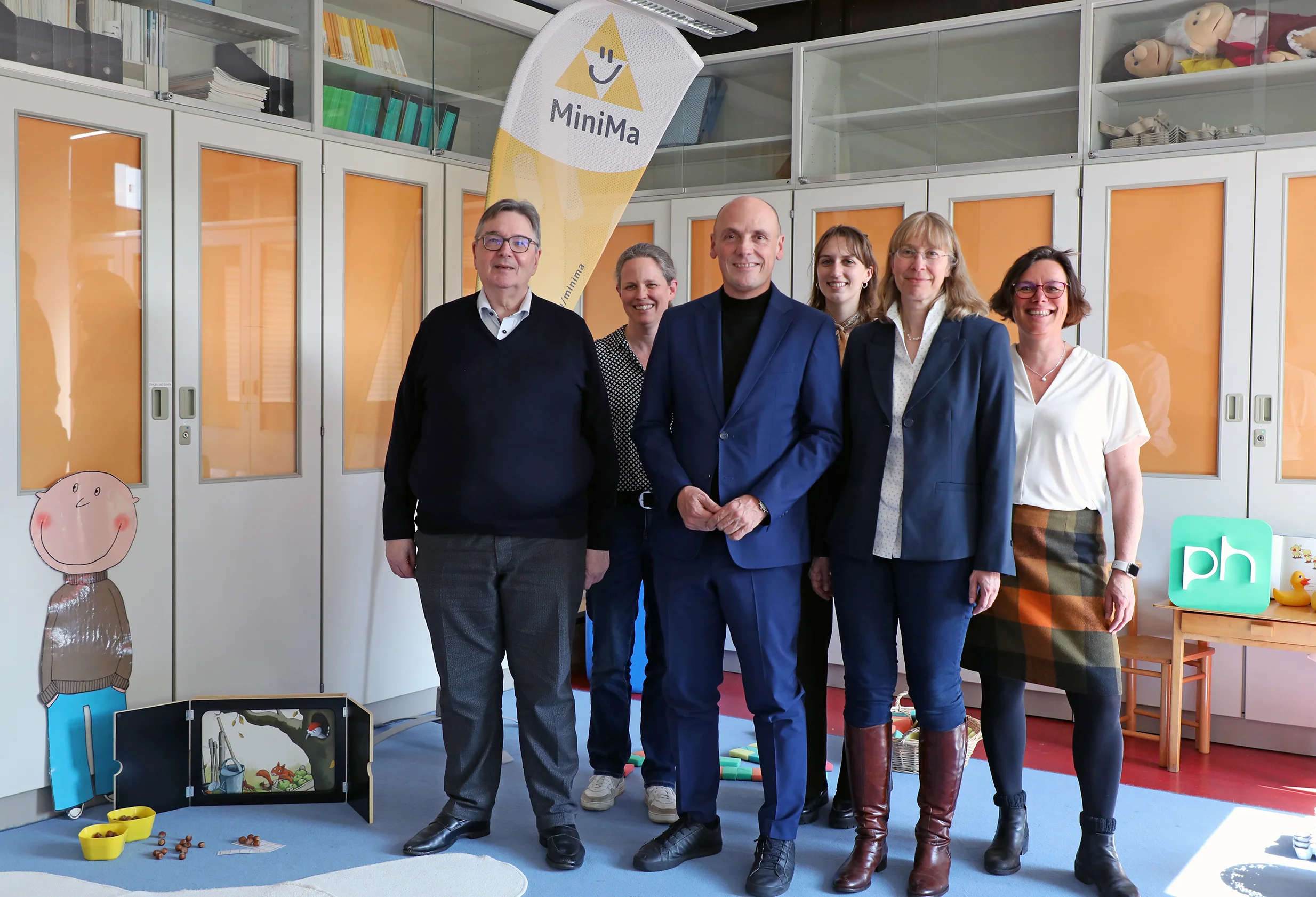 Im Lehr-Lern-Labor "MiniMa": Landtagsvizepräsident Daniel Born (M.), MiniMa-Leiterin Prof. Dr. Christiane Benz (2.v.r.) und PHKA-Rektor Klaus Peter Rippe mit Mitarbeiterinnen des PHKA-Instituts für Mathematik. Foto: PHKA