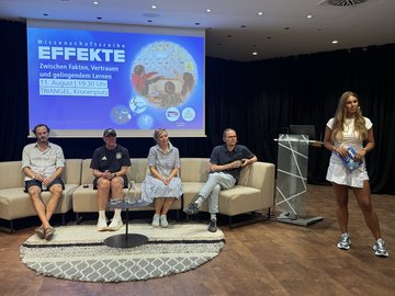 Teilnehmende der EFFEKTE-Reihe am 11. August 2026: Dr. Tobias Meier, Frank Stockmann, Dr. Nicole Bachor-Pfeff, Christoph Schneider und Moderatorin Kim Lara Sandmann vor der Leinwand mit dem EFFEKTE-Banner des Abends
