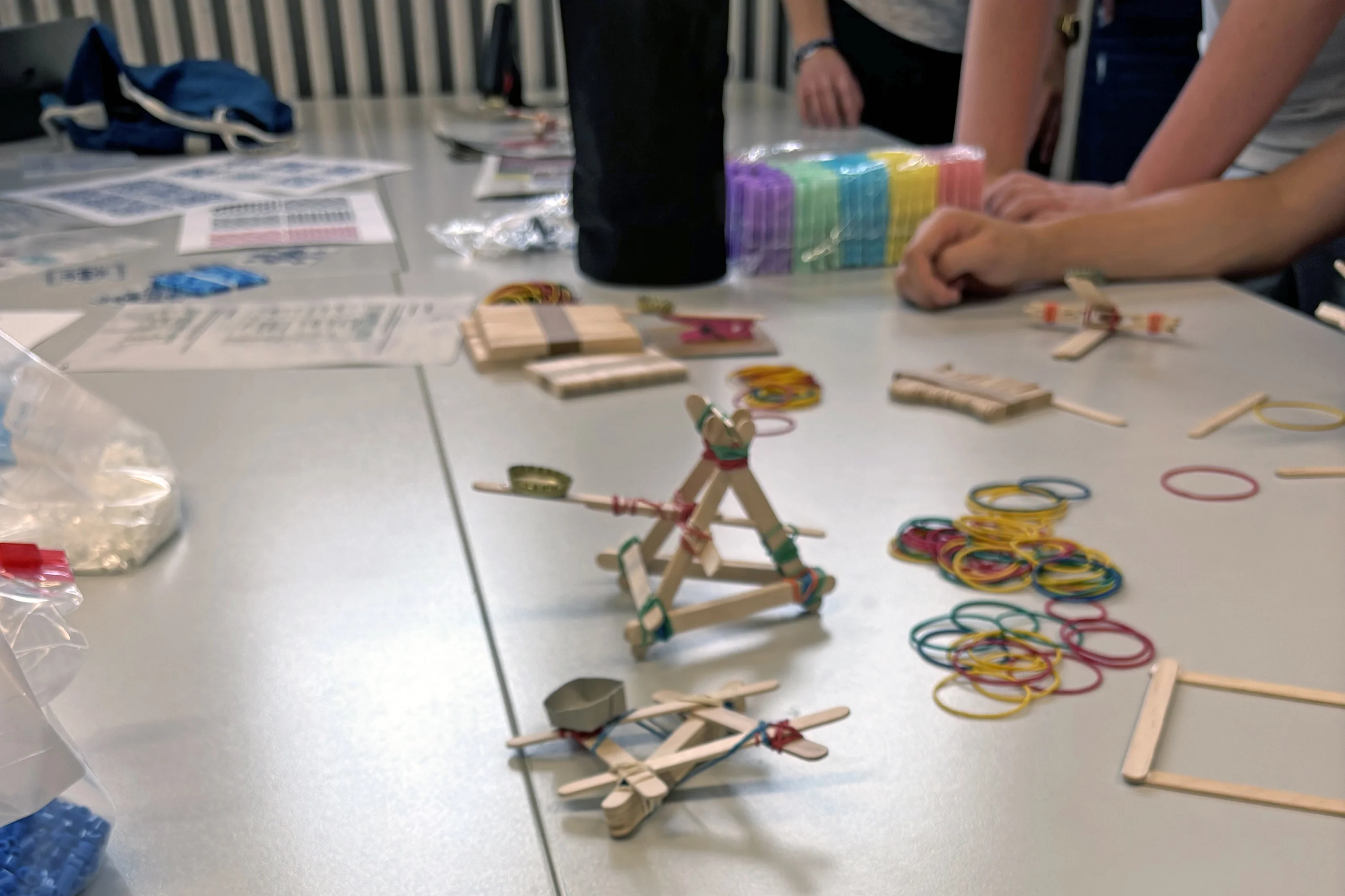 Mitmachangebote für Kinder: Am Stand der PHKA bei den Science Days Flugbahnen von Katapultgeschossen optimieren. Foto: Fabian Mundt