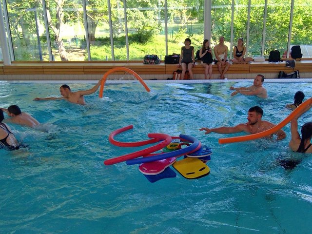 Im Fächerbad Karlsruhe: Lehramtsstudierende der PHKA bei der SchwimmFix-Anfängerschwimmausbildung - Sommersemester 2022. Foto: Rainer Neumann