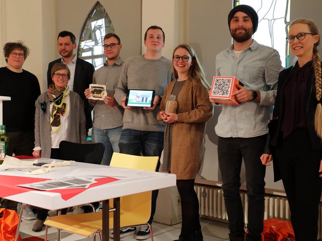 Die vier Entwickler von „Economic Escape“ (2. bis 5. v.r.) zusammen mit Prof. Dr. Dr. h. c. Claudia Wiepcke (r.) und den Jury-Mitgliedern vom Badischen Landesmuseum. Foto: Pädagogische Hochschule Karlsruhe