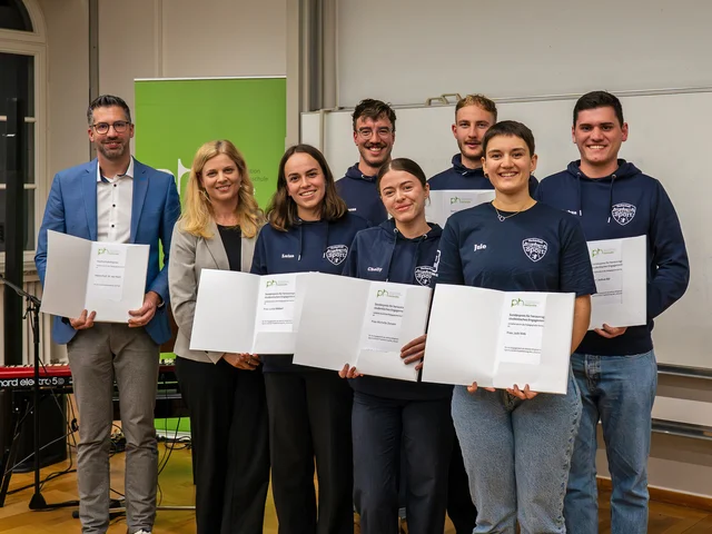PHKA-Preisträger:innen: Kai Koch (l.) sowie Mitglieder des Awareness-Teams mit Prorektorin Dorothee Kohl-Dietrich (M.) Foto: Hahl/PHKA © Die kostenfreie Verwendung des Fotos ist ausschließlich für journalistische Zwecke in Verbindung mit der Pressemitteilung sowie unter Angabe der Quelle gestattet. 