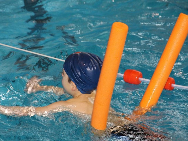 Schwimmen lernen: In ruhiger Atmosphäre und kleinen Gruppen klappt es am besten. Foto: Tania Von den Berghen auf Pixabay