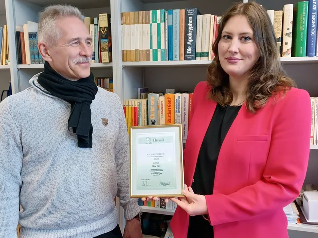 Nina Kühn, Trägerin des Nachwuchspreises 2023 der Internationalen Herbart-Gesellschaft, und Doktorvater Prof. Dr. Rainer Bolle. Foto: PHKA