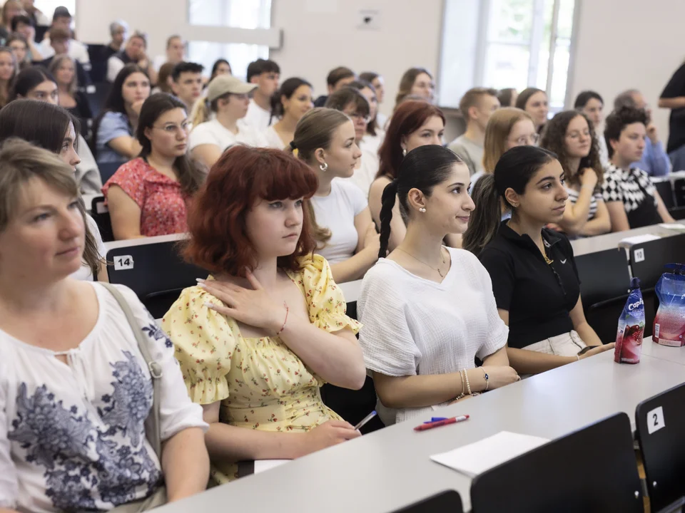 Eine Gruppe von Studierenden sitzt in einem Lehrsaal
