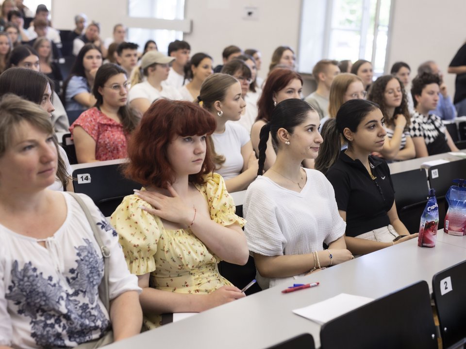 Eine Gruppe von Studierenden sitzt in einem Lehrsaal