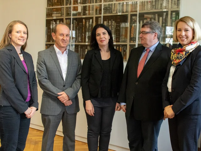 Sandra Simovich (M.) und Maren Steege (r.) mit Prof. Dr. Klaus Peter Rippe (2.v.r.), Prof. Dr. Götz Schwab und Simone Brandt. Foto: Tilman Binz / Pädagogische Hochschule Karlsruhe